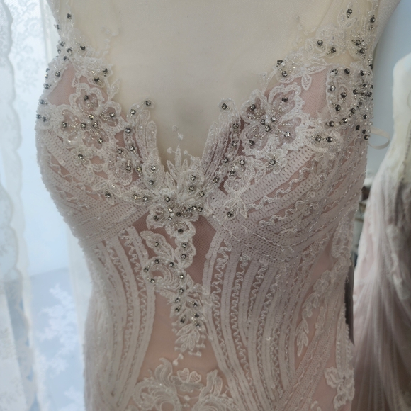 Elegant Lace Wedding Dress in Cream and White - Picture 2 of 6